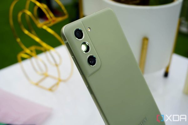 عکس سامسونگ S21 FE زیتونی