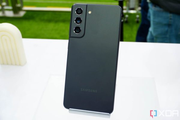 عکس پشت سامسونگ S21 FE