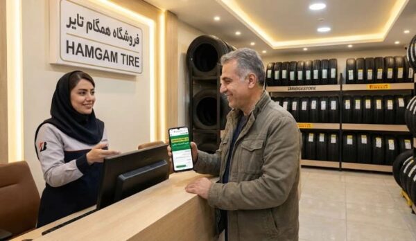 مشتری در حال استفاده از سامانه آنلاین همگام تایر برای ثبت نام آسان خرید لاستیک دولتی در محیط فروشگاه.