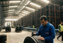 کارشناس فنی همگام تایر در حال بررسی کیفیت لاستیک‌ها در انبار مرکزی؛ تضمین کیفیت قبل از عرضه به مشتری.