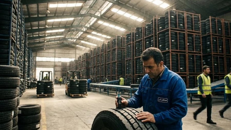 کارشناس فنی همگام تایر در حال بررسی کیفیت لاستیکها در انبار مرکزی؛ تضمین کیفیت قبل از عرضه به مشتری.